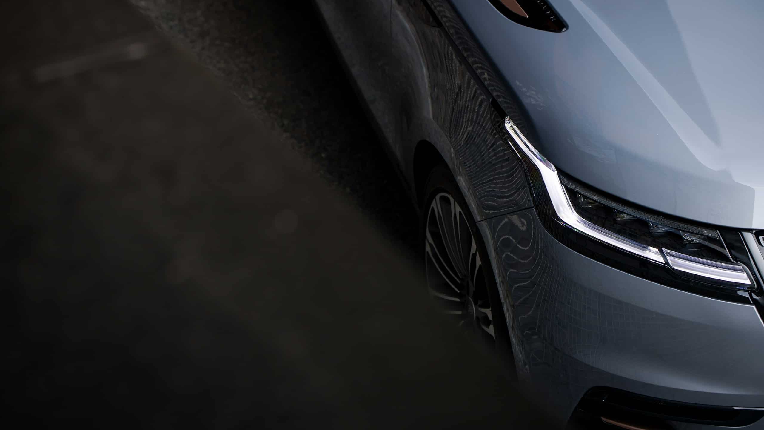  Range Rover Velar is equipped with pixel-style LED headlights with daytime running lights