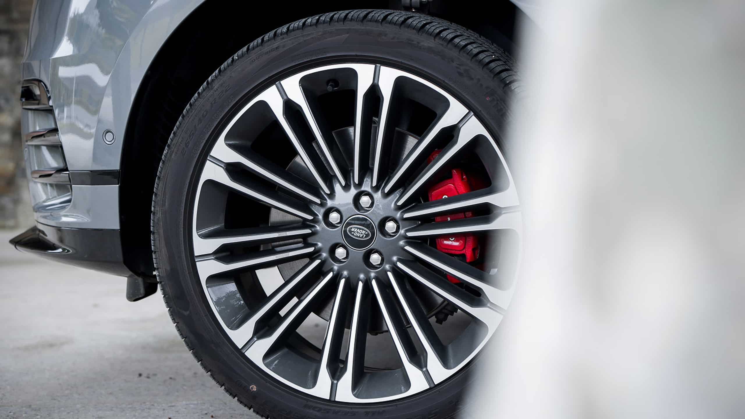Range Rover Velar is equipped with 22-inch diamond-cut bright dark gray aluminum alloy wheels and red brake calipers