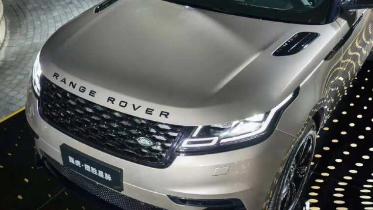 Range Rover hood view