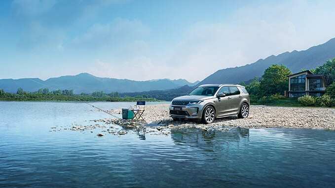 Land Rover Discovery parked next to the sea