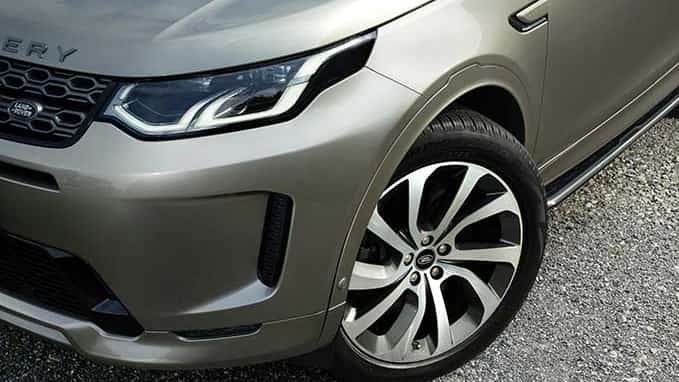 Land Rover Discovery close front side view of bumper and tyre
