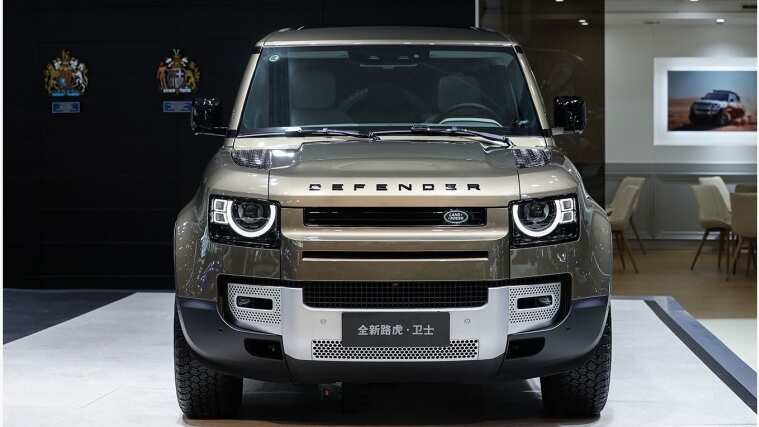 Land Rover Defender 110 front view