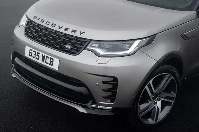 Close up of Land Rover Discovery front grille