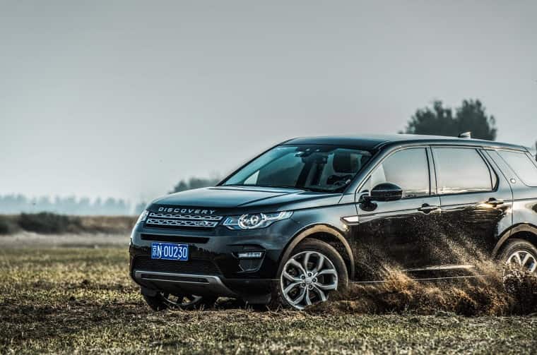 Land Rover Discovery driving off-road