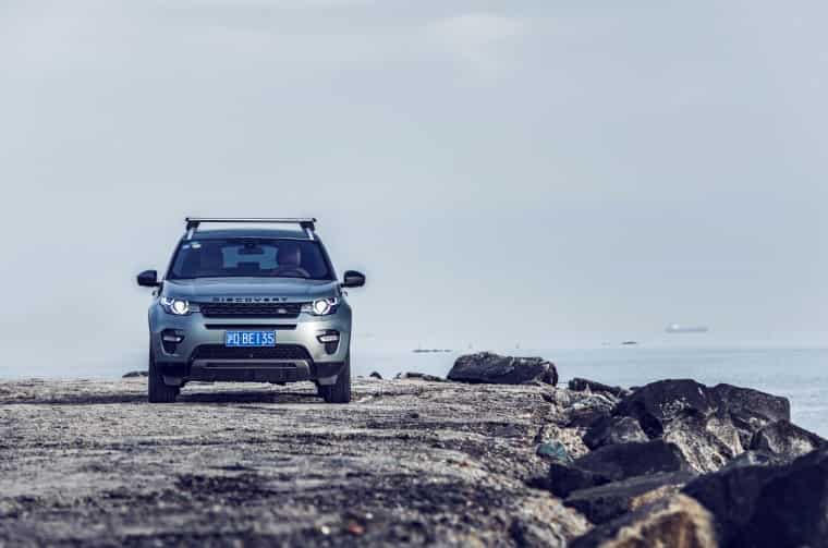 Land Rover Discovery Parked on a cliff