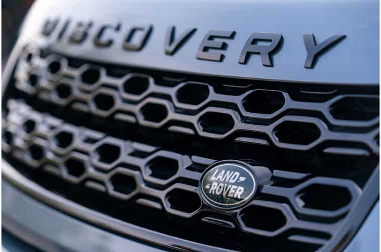Close up of Land Rover Discovery front grille and badge