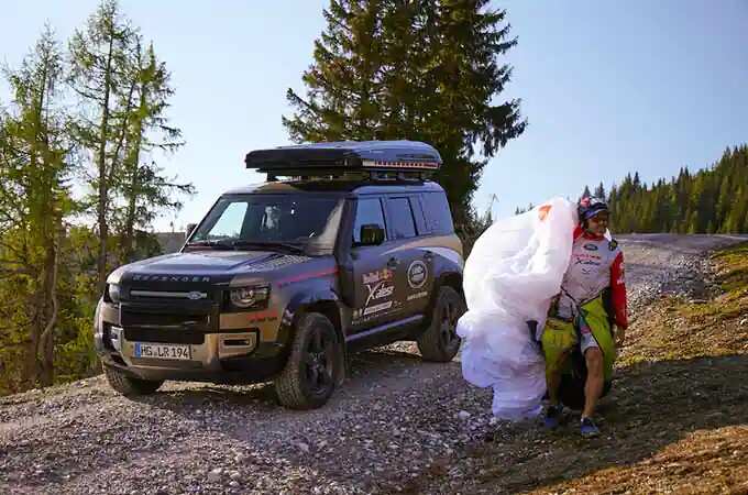 Land Rover Defender Offers Full Coverage In Extreme Cross Races