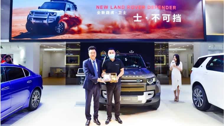Group photo of Mr. Liu Yiqun, Regional Sales and Marketing Vice President of Jaguar Land Rover China and the owner of the new Land Rover Defender 110