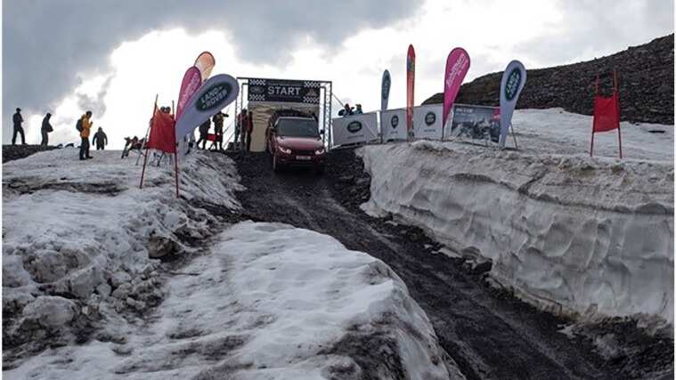 Range Rover Sport Conquers Switzerland's Inferno Downhill Ski Track