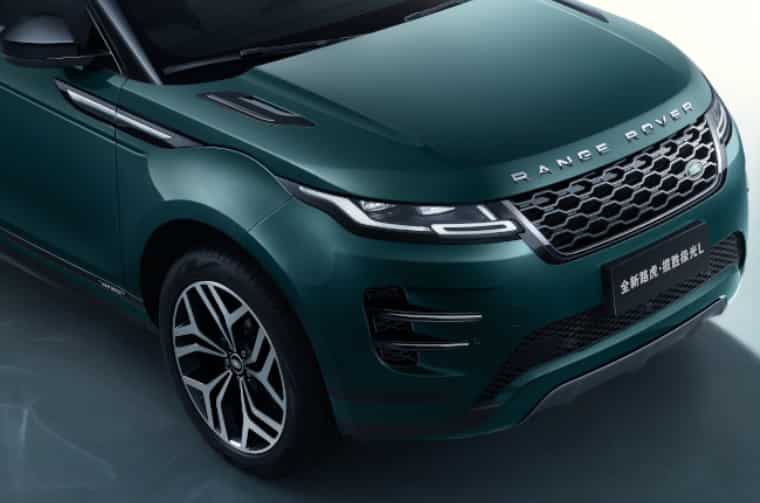 Front view of Land Rover Evoque L in Belvia Green