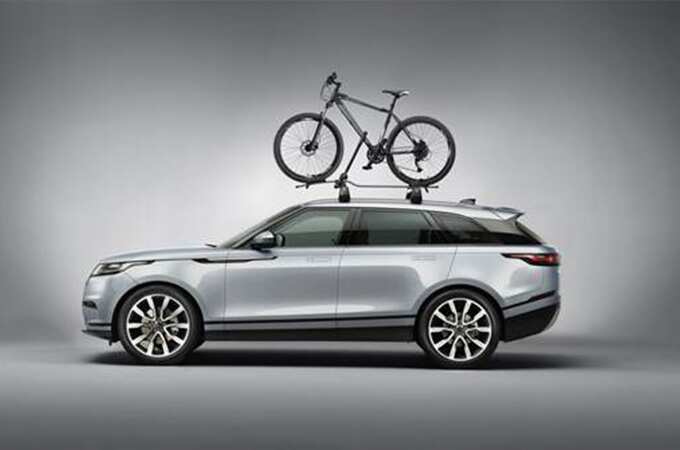 Side view of Range Rover Velar with roof bike rack