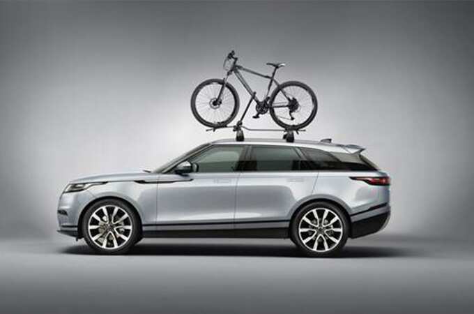 Side view of Range Rover Velar with roof bike rack 