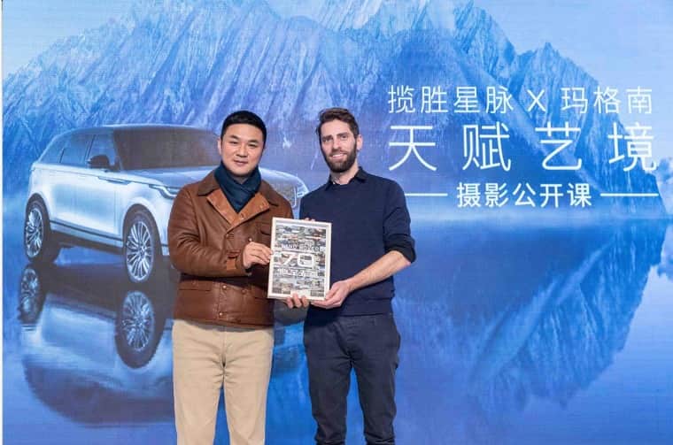 Mr. Hu Bo Presented Jonas Bendixon With A Collection Of Pictures Of The 70th Anniversary Of Land Rover