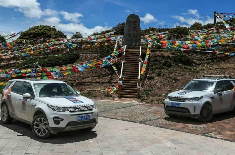 Land Rover Discovery parked in Hongla Mountain Pass at an altitude of 4448 meters