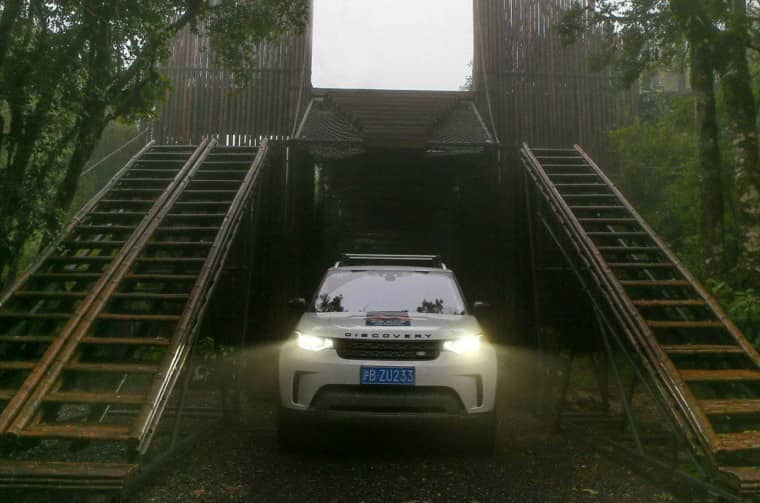 Land Rover Discovery in front of the entrance to Kangteng Gaoligong Mountain Camp
