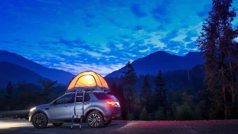 A Discovery with a camping tent installed on the roof